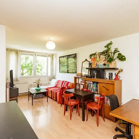 Very Nice 39m Located In Bagnolet!